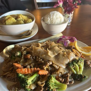 Mantra Raja - Pad See Ew - Thai Near Me - Carlsbad, California Mantra Raja - Pad See Ew - Thai Near Me - Carlsbad, California