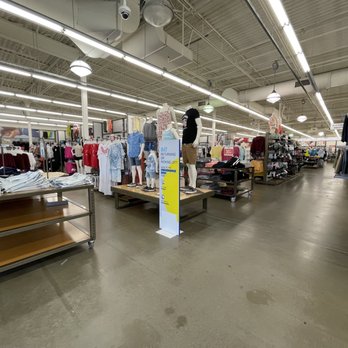 Old Navy - Interior July 2021 - Men's Clothing Near Me - Carmel, Indiana