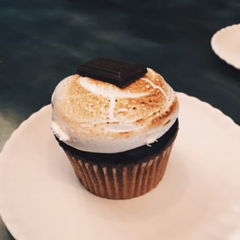 Molly's Cupcakes - Smores cupcake - Cupcakes Near Me - Chicago, Illinois Molly's Cupcakes - Smores cupcake - Cupcakes Near Me - Chicago, Illinois
