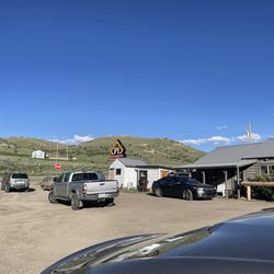 The Parshall Inn - The parking lot looking out to the highway