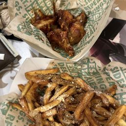 "Bbq" wings and "Parmesan fries"