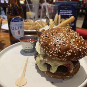 Gordon Ramsay Burger Las Vegas - farmhouse burger - Burgers Near Me - Las Vegas, Nevada Gordon Ramsay Burger Las Vegas - farmhouse burger - Burgers Near Me - Las Vegas, Nevada