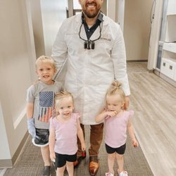 Timberline Family Dental - Family Picture of Dr.Jason Brown Founder of Timberline Family Dental