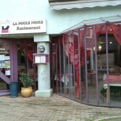 La Poule Noire - quand il fait un temps normal pour un mois de mai (lol), il y a une belle terrasse calme et ombragée sous les platanes