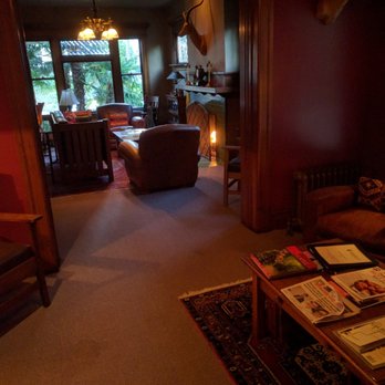 Gaslight Inn - Tons of entertaining space and lots of seats throughout the house and property to lounge around - Bed & Breakfast Near Me - Seattle, Washington