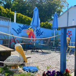 Leeward Market Cafe & Grocery - Quaint outdoor seating area