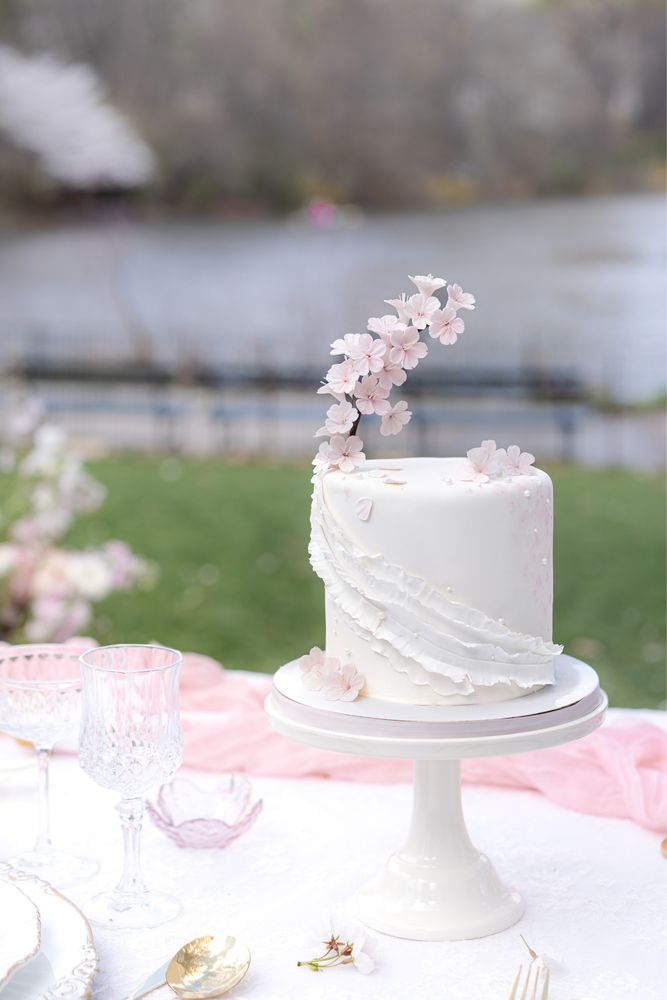 Petite Fleur Cake Logo