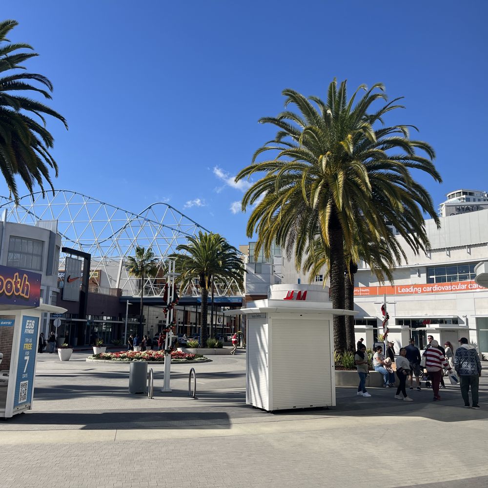 The Pike Outlets - Courtyard - Shopping Centers Near Me - Long Beach, California The Pike Outlets - Courtyard - Shopping Centers Near Me - Long Beach, California