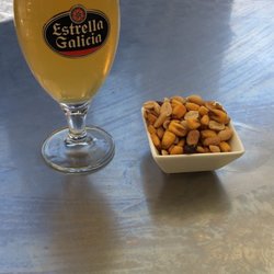 El Beso Café - Con la cerveza ponen frutos secos