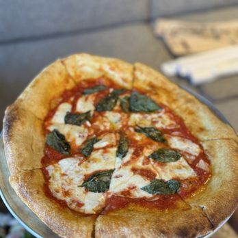 Hideaway - classic margherita pizza - American Near Me - San Diego, California