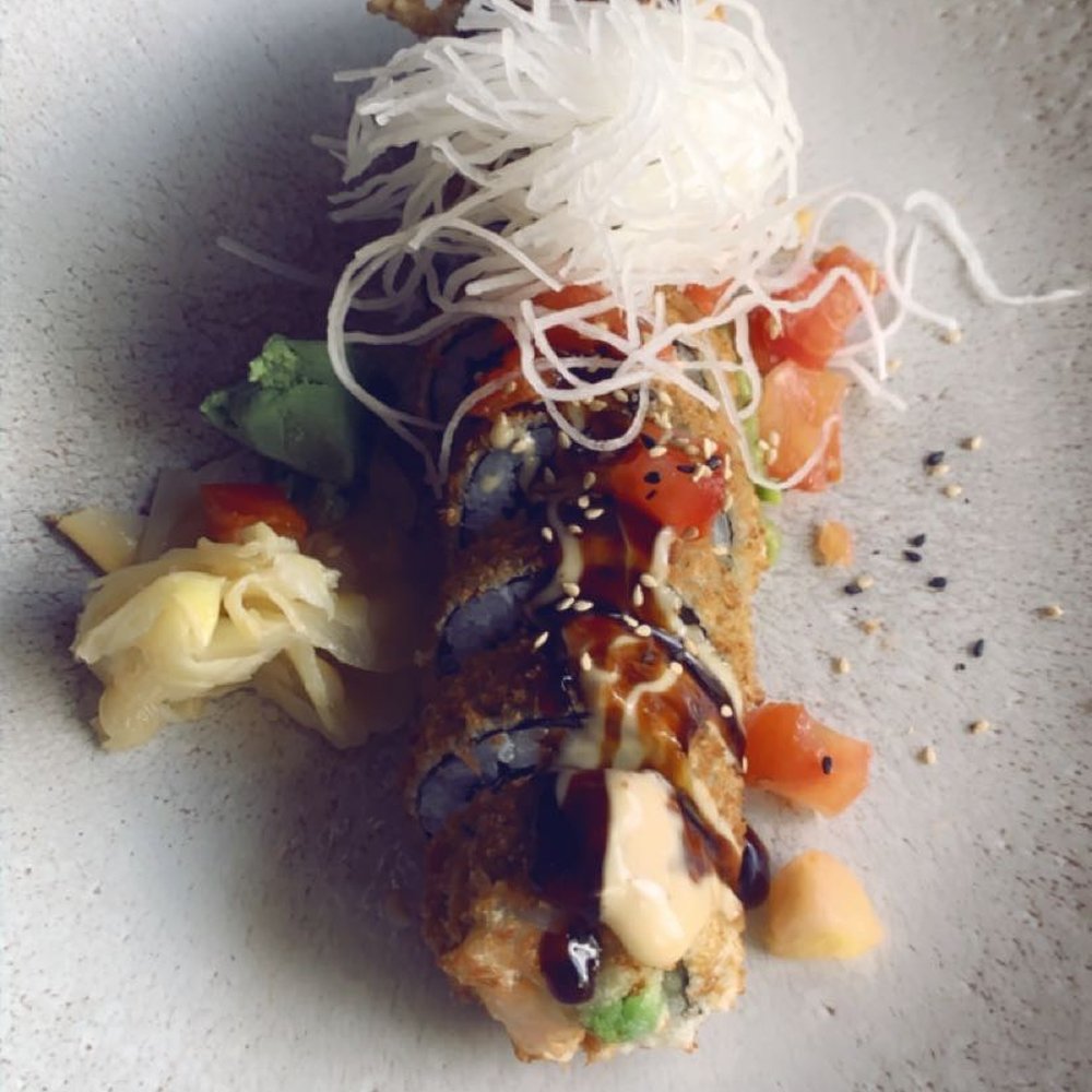 ANAMI - Salmon & avocado roll - Asian Fusion Near Me - Böblingen, BW ANAMI - Salmon & avocado roll - Asian Fusion Near Me - Böblingen, BW