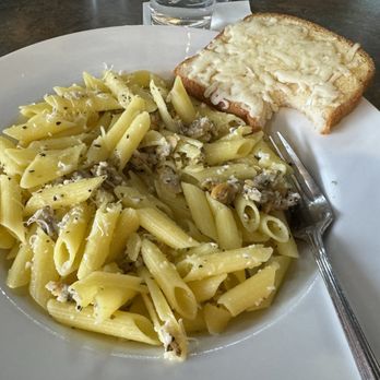 Bonkers Restaurant - Amazing food for people with allergies! Gluten free,soy free pasta with white wine clam sauce+gf garlic toast! And Kat our delightful server - New American Near Me - Page, Arizona
