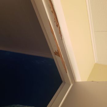 Lamplighter Inn - Damaged door frame - Hotels Near Me - Bandon, Oregon