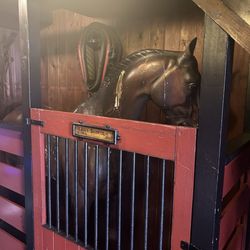 Foster's Coach House Tavern - Horse at the front door