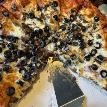 Pizza Madness Maui - Medium pizza with mushrooms and olives - Pizza Near Me - Kihei, Hawaii Pizza Madness Maui - Medium pizza with mushrooms and olives - Pizza Near Me - Kihei, Hawaii