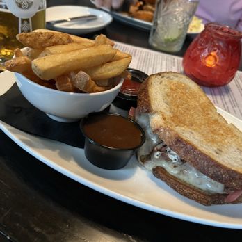 LongCross Bar & Kitchen - Short Rib Melt Sandwich - Pizza Near Me - Medford, Massachusetts LongCross Bar & Kitchen - Short Rib Melt Sandwich - Pizza Near Me - Medford, Massachusetts