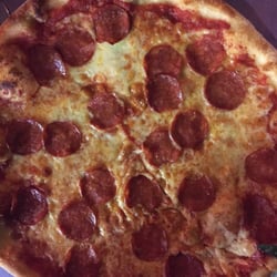 Pizza mit pikanter Salami