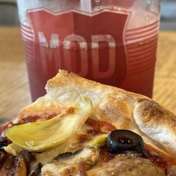 Mod Pizza and a Blackberry lemonade