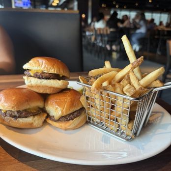 Yard House - Cheeseburger Sliders - Vegetarian Near Me - San Diego, California Yard House - Cheeseburger Sliders - Vegetarian Near Me - San Diego, California