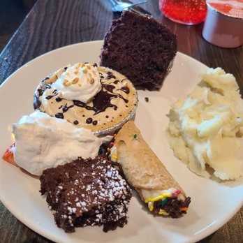 Hank's Farm Restaurant - My daughter's dessert plate (yes those are mashed potatoes on there) - Italian Near Me - Ottawa, Illinois
