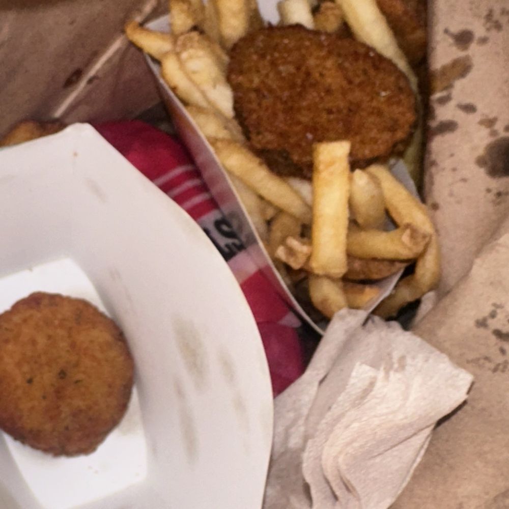 Carl's Jr - Fast Food Near Me - Bellflower, California