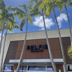 Selfie Salonbar - Alton shopping Center off Donald Ross Road in Palm Beach Gardens