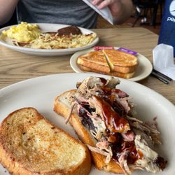 Smitty's Smokehouse & Grill - Pulled pork sandwich on garlic bread