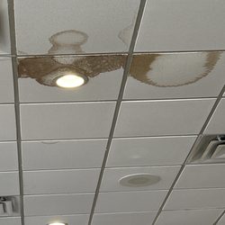 IL Primo Pizza & Wings - Leaking ceiling