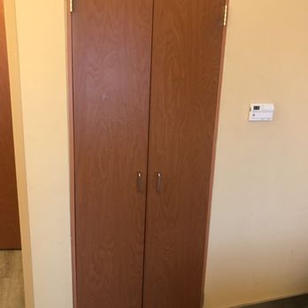 Fairfield by Marriott Inn & Suites Temecula - Door won't even close to the closet - Hotels Near Me - Temecula, California Fairfield by Marriott Inn & Suites Temecula - Door won't even close to the closet - Hotels Near Me - Temecula, California