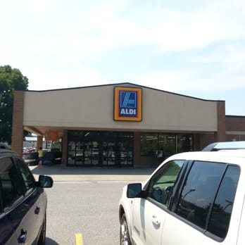 ALDI - a car parked in front of a store - Grocery Near Me - Dunbar, West Virginia