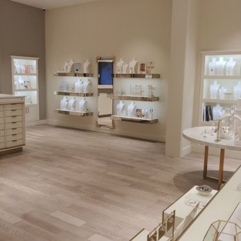 Kendra Scott - What a spacious area. - Jewelry Near Me - West Des Moines, Iowa