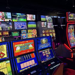 Ojos locos Sports Cantina y Casino - I like the music. The restaurant is half the size of the casino.