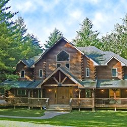 Eagle's Nest Lodge - Front of the cabin