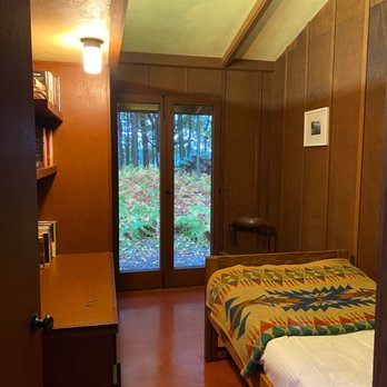 Polymath Park - One of two twin bedrooms - Guest Houses Near Me - Acme, Pennsylvania