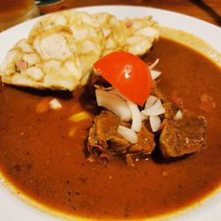 Restaurace U Tomáše - Rindergoulasch mit Knödel