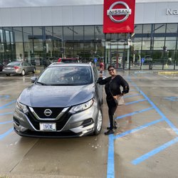 Napleton St. Louis Nissan - Car dealership