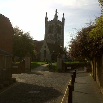 St Andrews Church - Churches Near Me - Farnham, SRY