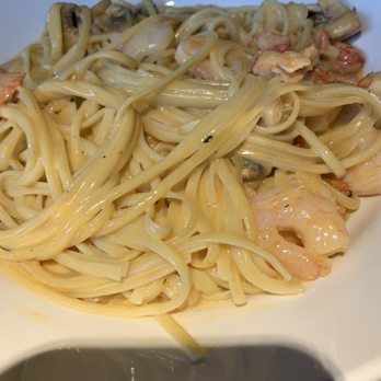 Bahama Breeze - Shrimp and lobster pasta - Bars Near Me - Orlando, Florida
