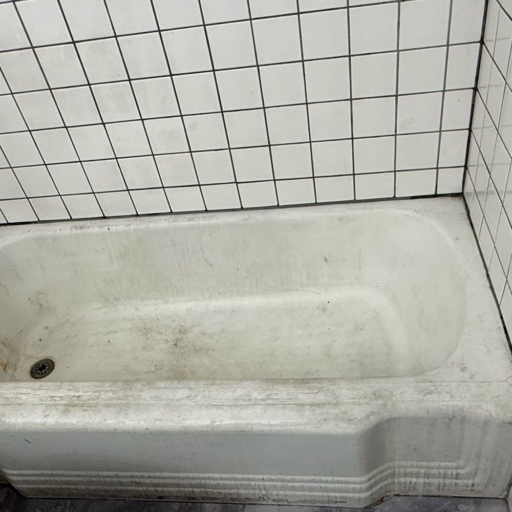 The original tub (no matter how many times we cleaned it, it always remained looking grimy), contemplated a new one but glad we didn't! The original tub (no matter how many times we cleaned it, it always remained looking grimy), contemplated a new one but glad we didn't!