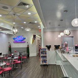 Todd's Frozen Yogurt - Inside