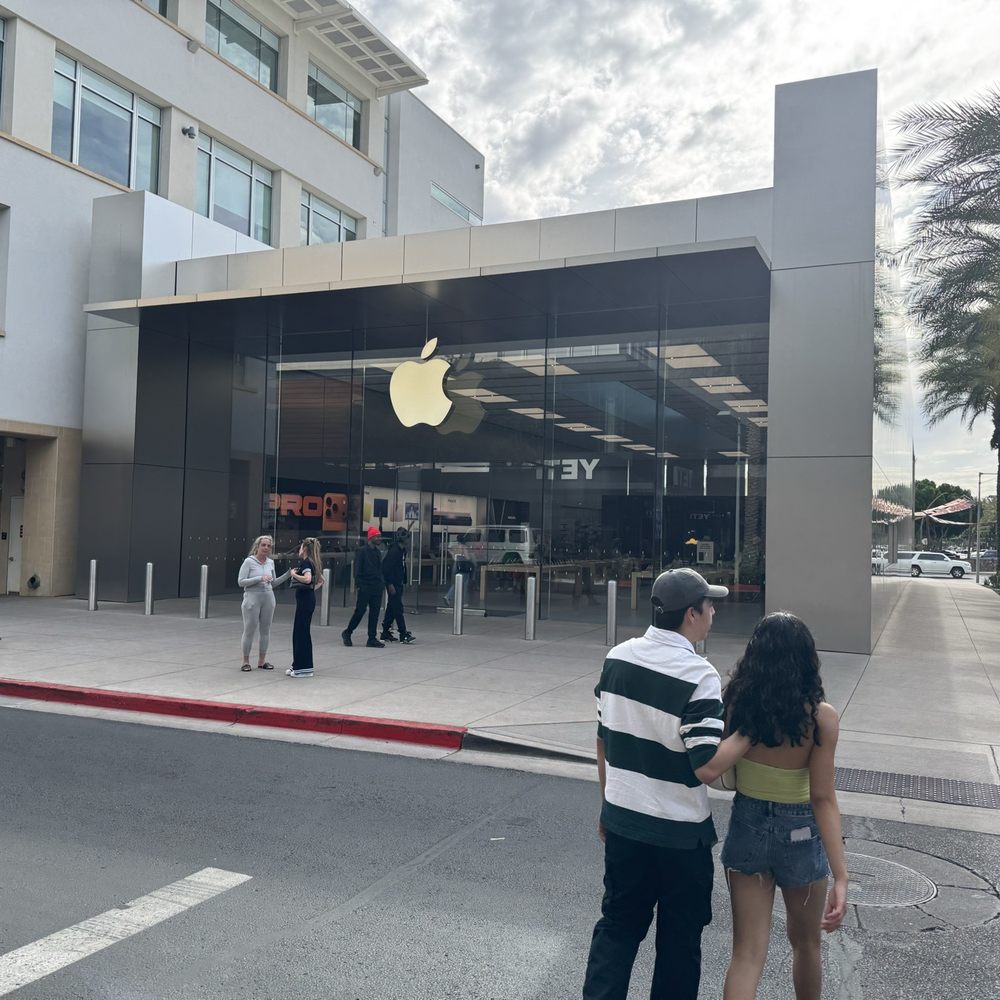 The Scottsdale Quarter Apple storefront The Scottsdale Quarter Apple storefront