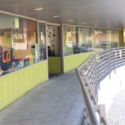 La Familiar - Fachada. La parte más cerca de la foto es una zona infantil para dejar a los niños mientras se almuerza.