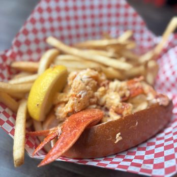 Yankee Lobster - Hot Buttered Lobster Roll - Seafood Markets Near Me - Boston, Massachusetts