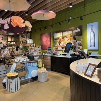 Napa Valley Welcome Center - Counter and gifts - Visitor Centers Near Me - Napa, California Napa Valley Welcome Center - Counter and gifts - Visitor Centers Near Me - Napa, California