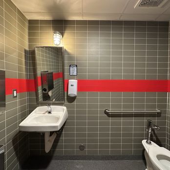 Slim Chickens - Clean women's restroom - Chicken Wings Near Me - Henderson, Nevada