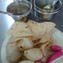 Tacos Jorge - Llegando e inmediatamente te reciben con unos totopos y salseras