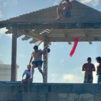 Waikiki Beach Walls - End of the walls where kids jump into water - Beaches Near Me - Honolulu, Hawaii Waikiki Beach Walls - End of the walls where kids jump into water - Beaches Near Me - Honolulu, Hawaii