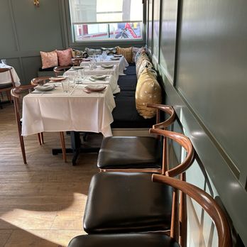 Slay Hermosa - First floor dining area - New American Near Me - Hermosa Beach, California Slay Hermosa - First floor dining area - New American Near Me - Hermosa Beach, California