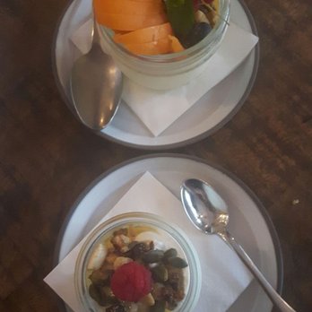 Café Paulette - Panacotta aux amandes et coulis d'abricot (7€) et yaourt grec, miel et pistache (4€) - Tapas Bars Near Me - Nice, 06 Café Paulette - Panacotta aux amandes et coulis d'abricot (7€) et yaourt grec, miel et pistache (4€) - Tapas Bars Near Me - Nice, 06