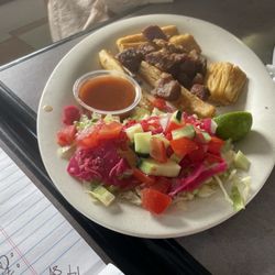 Pupuseria Y Restaurante Salvadoreno - Yucca y chicharrones